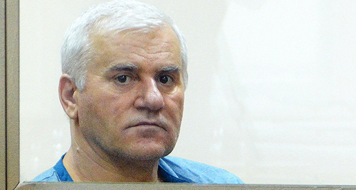 Саид Амиров за пуленепробиваемым стеклом на скамье подсудимых (в инвалидной коляске). Фото Олега Пчелова для "Кавказского узла"
