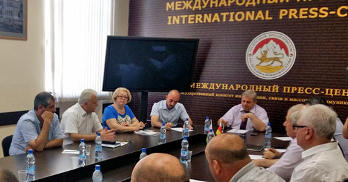 Круглый стол по вопросам новой законодательной инициативы. Цхинвал, 31 июля 2015 г. Фото Арсена Козаева для "Кавказского узла" Круглый стол по вопросам новой законодательной инициативы. Цхинвал, 31 июля 2015 г. Фото Арсена Козаева для "Кавказского узла"