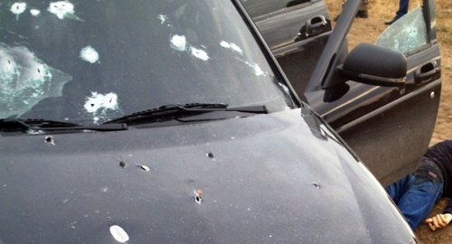 Автомобиль со следами от пуль. Фото: http://nac.gov.ru/nakmessage/2015/08/26/v-dagestane-neitralizovany-glavar-i-dva-bandita-iz-tn-makhachkalinskoi-bandy.html
