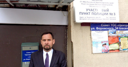 Игорь Горбунцов у входа к участковому Давиду Андрееву на улице Воровского 34. Сочи, март 2016 г. Фото Светланы Кравченко для "Кавказского узла"
