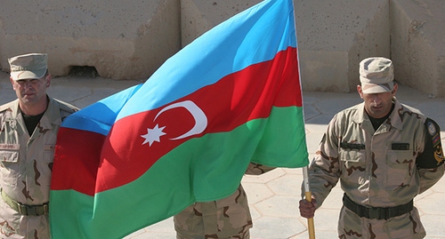 Флаг Азербайджана на построении в войсках армии Азербайджана. Фото:  http://hayinfo.ru/ru/news/policy/97737.html