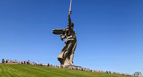 Скульптурная композиция "Родина-мать зовет!" на Мамаевой кургане в Волгограде. Фото: Oleg V. Dimitrov http://www.volfoto.ru/volgograd/mamayev_kurgan/rodina_mat/photos/3636.html Скульптурная композиция "Родина-мать зовет!" на Мамаевой кургане в Волгограде. Фото: Oleg V. Dimitrov http://www.volfoto.ru/volgograd/mamayev_kurgan/rodina_mat/photos/3636.html