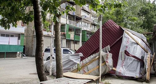 Соварная стихией крыша дома. Фото: © Sputnik/ Диана Козаева
 http://sputnik-ossetia.ru/South_Ossetia/20160727/2801624.html