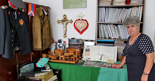 Уголок посвященный сыну Веры Григорян, руководителя "Союза родных без вести пропавших Нагорного Карабаха". Степанакерт, 30 августа 2016
г. Фото Алвард Григорян для "Кавказского узла" Уголок посвященный сыну Веры Григорян, руководителя "Союза родных без вести пропавших Нагорного Карабаха". Степанакерт, 30 августа 2016
г. Фото Алвард Григорян для "Кавказского узла"