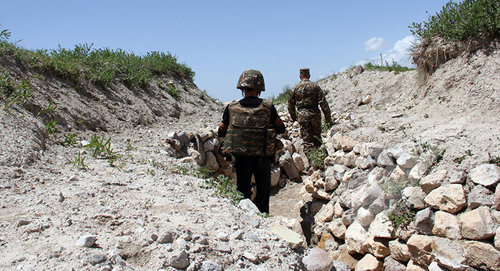 Военнослужащие армянской армии нга боевых позициях Фото:  Sputnik/ David Galstyan
 http://ru.armeniasputnik.am/karabah/20161021/5223794/Karabah-Azerbaijan-diverciya.html