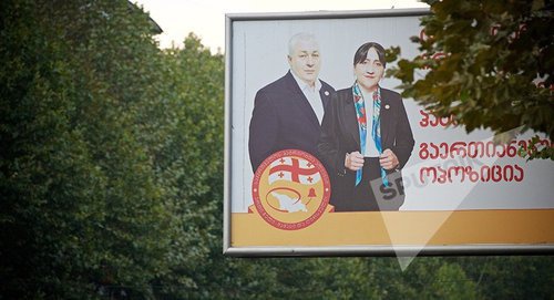 Представители избирательного блока "Давид Тархан-Моурави, Ирма Инашвили, предвыборная реклама. Фото:  Sputnik / Alexander Imedashvili
http://sputnik-georgia.ru/politics/20161008/233444863/Aljans-patriotov-sobiraet-storonnikov-v-centre-Tbilisi.html