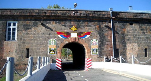 Ворота российской базе в Гюмри. фото armenia-news.ru/11/sargsyan-uvelichivat-chislo-rossijskix-voennyx-baz-v-armenii-ne-nuzhno/ Ворота российской базе в Гюмри. фото armenia-news.ru/11/sargsyan-uvelichivat-chislo-rossijskix-voennyx-baz-v-armenii-ne-nuzhno/