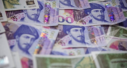 Купюры достоинстовм в 100 лари. Фото © Sputnik / Alexander Imedashvili
 http://sputnik-georgia.ru/incidents/20161226/234347141/Za-prisvoeniepensij-v-Gruzii-zaderzhana-gruppa-moshennikov.html