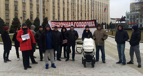 Дольщики ЖК "Анит-Сити" проводят бессрочную голодовку перед зданием администрации Краснодарского края, фото Михаила Абрамяна Дольщики ЖК "Анит-Сити" проводят бессрочную голодовку перед зданием администрации Краснодарского края, фото Михаила Абрамяна