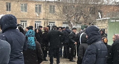 Сход жителей ветхих домов в Дербенте. 28 января 2017 года. Фото Патимат Махмудовой для "Кавказского узла"