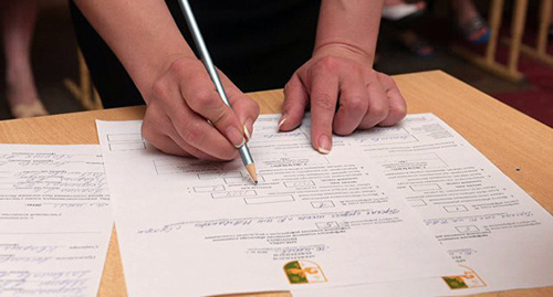 Заполнение бюллетеня на выборах в Абхазии © Sputnik. Томас Тхайцук
http://sputnik-abkhazia.ru/Abkhazia/20170302/1020525659/predvybornaya-arifmetika-cik-zavershil-registraciyu-kandidatov-v-parlament.html