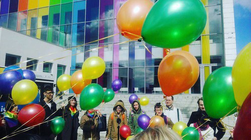 Радужный флешмоб, посвящённый 17 мая - Международному дню борьбы с гомофобией, бифобией и трансфобией Фото: группа «Российская ЛГБТ-сеть» ВКонтакте https://vk.com/lgbtrussia?z=photo-497578_456239938%2Falbum-497578_00%2Frev