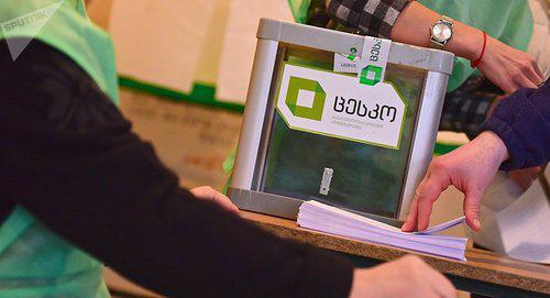 Урна для голосования Фото  Sputnik / Alexander Imedashvili
https://sputnik-georgia.ru/politics/20170812/236951224/Registraciju-na-vyborah-v-Gruzii-proshli-uzhe-sem-partij.html