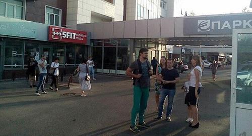 Эвакуация "Европарка" в Ставрополе после сообщения о минировании. Фото 
Фото  http://bloknot-stavropol.ru/news/vse-telefonnye-zvonki-o-zalozhennykh-v-stavropole-