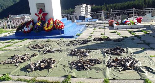 В поселок Терскол с ледника Гара-Баши были спущены останки советских воинов. Фото http://kbrria.ru/obshchestvo/na-sklonah-elbrusa-naydeny-ostanki-sovetskih-soldat-20322 В поселок Терскол с ледника Гара-Баши были спущены останки советских воинов. Фото http://kbrria.ru/obshchestvo/na-sklonah-elbrusa-naydeny-ostanki-sovetskih-soldat-20322