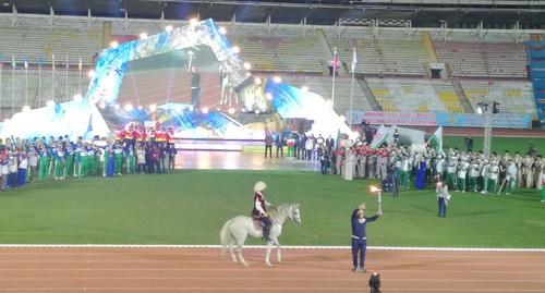 Участники церемонии открытия фестиваля культуры и спорта народов Кавказа. Владикавказ, 30 сентября 2017 года. Фото Эммы Марзоевой для "Кавказского узла". Участники церемонии открытия фестиваля культуры и спорта народов Кавказа. Владикавказ, 30 сентября 2017 года. Фото Эммы Марзоевой для "Кавказского узла".