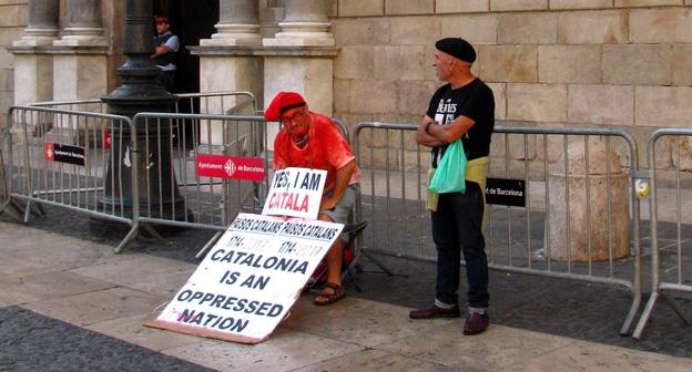 Пикет за независимость Каталонии у здания горсовета Барселоны. 14 октября 2017 года. Фото Юлии Кашеты для "Кавказского узла".