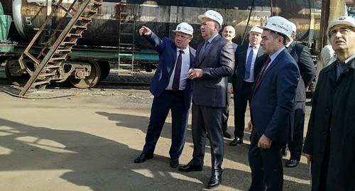 Гендиректор ОАО "Электроцинк" Игорь Ходыко рассказывает премьеру Северной Осетии Таймуразу Тускаеву о модернизации серно-кислотного цеха. Владикавказ, 26 октября 2017 года. Фото Эммы Марзоевой для "Кавказского узла".