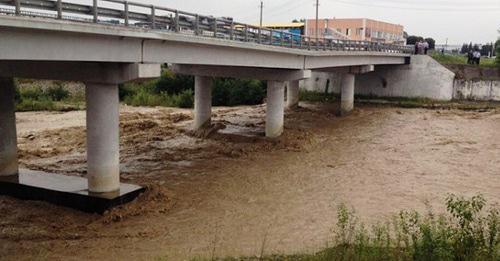 Поврежденный мост через Чегем. КБР. Фото http://inalchik.ru/provalilsya-most-cherez-reku-chegem/ Поврежденный мост через Чегем. КБР. Фото http://inalchik.ru/provalilsya-most-cherez-reku-chegem/