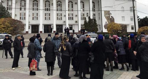 Участники акции протеста погорельцев рынка Дагэлектромаш на центральной площади Махачкалы. Фото Патимат Махмудовой для "Кавказского узла" Участники акции протеста погорельцев рынка Дагэлектромаш на центральной площади Махачкалы. Фото Патимат Махмудовой для "Кавказского узла"