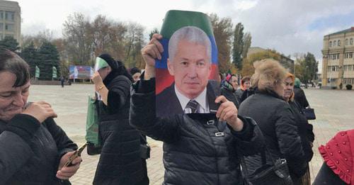 Участники акции протеста погорельцев с рынка "Дагэлектромаш". Махачкала, 14 ноября 2017 г. Фото Патимат Махмудовой для "Кавказского узла" Участники акции протеста погорельцев с рынка "Дагэлектромаш". Махачкала, 14 ноября 2017 г. Фото Патимат Махмудовой для "Кавказского узла"