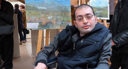 Эрик Погосян, пациент Реабилитационного центра в Степанакерте, представил на выставке свои 10 работ, выполненные в художественном классе при учреждении. Фото Алвард Григорян для "Кавказского узла" Эрик Погосян, пациент Реабилитационного центра в Степанакерте, представил на выставке свои 10 работ, выполненные в художественном классе при учреждении. Фото Алвард Григорян для "Кавказского узла"