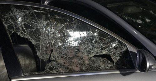 Разбитое стекло на окне автомобиля, в котором находился Павел Ардзинба. 13 декабря 2017 г. Фото © Sputnik / Томас Тхайцук
