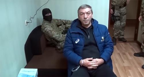 Абдусамад Гамидов во время задержания. Фото:
"Новое дело" "Задержание членов правительства Республики Дагестан" https://www.youtube.com/watch?time_continue=2&v=Lm-n6HmJatA