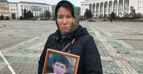 Акция протеста родственников Эрадиля Асанова. Махачкала, 6 февраля 2018 года. Фото корреспондента "Кавказского узла" Акция протеста родственников Эрадиля Асанова. Махачкала, 6 февраля 2018 года. Фото корреспондента "Кавказского узла"