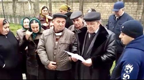 Родственники пропавшего устроили акцию протеста. Дербент, 11 февраля 2018 года. Фото корреспондента "Кавказского узла" 
