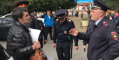 Сотрудники полиции общаются с Дмитрием Титковым (слева). Сочи, 27 марта 2018 г. Фото Светланы Кравченко для "Кавказского узла" Сотрудники полиции общаются с Дмитрием Титковым (слева). Сочи, 27 марта 2018 г. Фото Светланы Кравченко для "Кавказского узла"