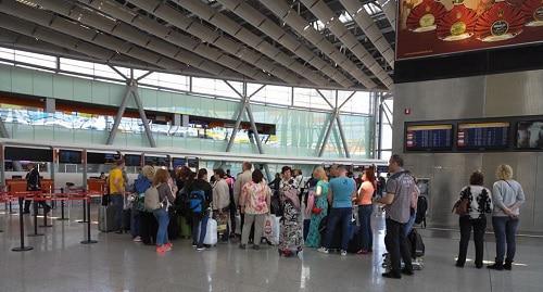 Очередь на рейс в аэропорту Звартноц. 2 мая 2018 года. Фото Тиграна Петросяна для "Кавказского узла"
