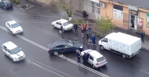 Нападение на сторонников Никола Пашиняна во время "бархатной революции". Кадр из видео пользователя  
Investigation Committee
https://www.youtube.com/watch?v=0T2fQ7yMNxs