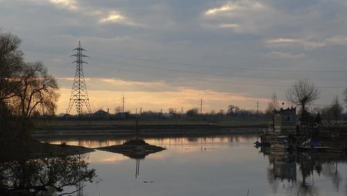 Аул Козет, улица Кубаньстроевская. Участок с домом на дамбе. Фото корреспондента «Кавказского узла».