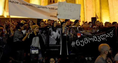 Стихийная акция протеста перед зданием парламента Грузии в Тбилиси
Фото Sputnik / Denis Aslanov
 https://sputnik-georgia.ru/photo/20180601/240702757/tisyachi-lyudei-blokirovali-centr-tbilisi-foto-akcii-u-parlamenta.html