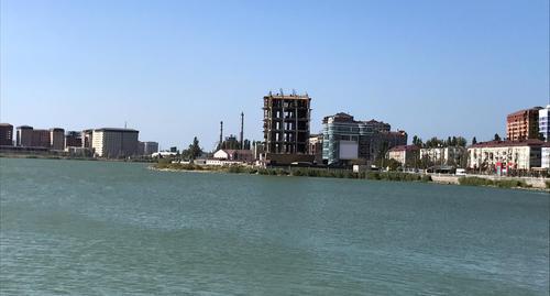 Ресторан, построенный прямо у озера и на территории парка Ак-Гёль. Фото Патимат Махмудовой для "Кавказского узла"
