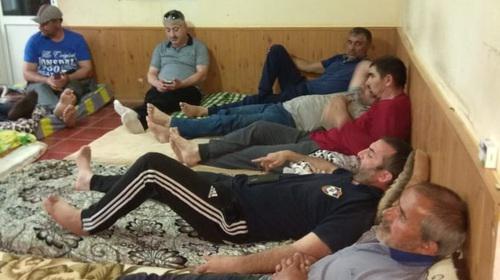 Участники голодовки водителей в Махачкале. Фото Ильяса Капиева для "Кавказского узла"
