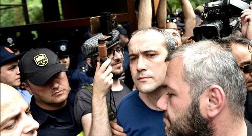 Звиад Куправа и Заза Саралидзе на акции протеста. Фото Mzia Saganelidze (RFE/RL)