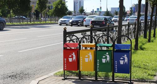 Мусорные баки на улице Грозного. Фото http://grozmer.ru/events/v-groznom-pojavilis-urny-razdelnogo-sbor.html