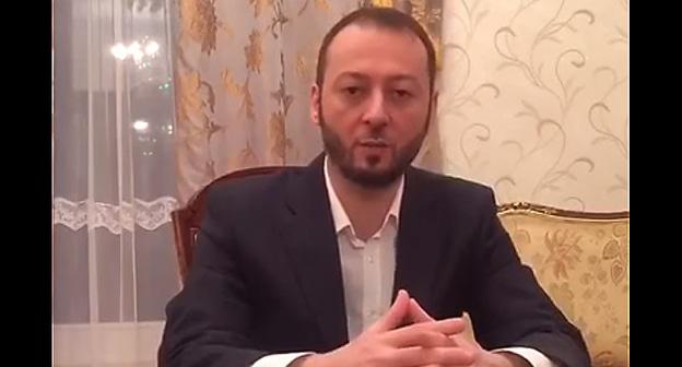 Член общественного движения "Мехк-Кхел" Магомед Хазбиев. Фото Кадр видео  "Обращение Магомеда Хазбиева к Ингушскому народу и роду Евкуровых" ingushetiyaruorg2010, https://www.youtube.com/watch?time_continue=770&v=IpjWLRRgrKc
