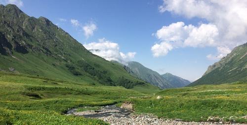 Долина реки Уруштен. Фото пресс-службы Южного регионального поисково-спасательного отряда. http://urpsosochi.ru/v-gorax-sochi-propal-muzhchina-spasateli-mchs-vedut-poisk/dolina-r-urushten/ Долина реки Уруштен. Фото пресс-службы Южного регионального поисково-спасательного отряда. http://urpsosochi.ru/v-gorax-sochi-propal-muzhchina-spasateli-mchs-vedut-poisk/dolina-r-urushten/