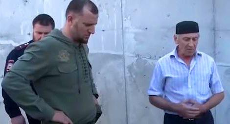 Речь с проклятиями бывшего заместителя мэра города Шали Рамзана Мусаева (справа) над телом убитого сына в присутствии замглавы МВД Чечни. Кадр из видео пользователя НОВОСТИ КАК ЕСТЬ
https://www.youtube.com/watch?time_continue=1&v=QjaoUkCZti8