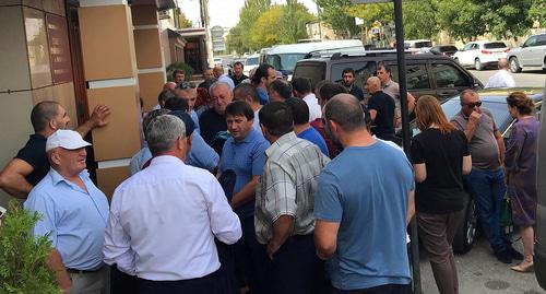 Группа поддержки Магомедрасула Омарова у здания суда в Махачкале. Фото корреспондента "Кавказского узла". Группа поддержки Магомедрасула Омарова у здания суда в Махачкале. Фото корреспондента "Кавказского узла".