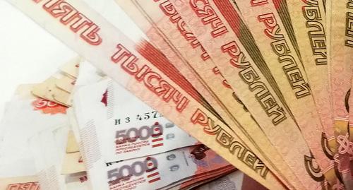 Денежные купюры. Фото Нины Тумановой для "Кавазского узла" Денежные купюры. Фото Нины Тумановой для "Кавазского узла"