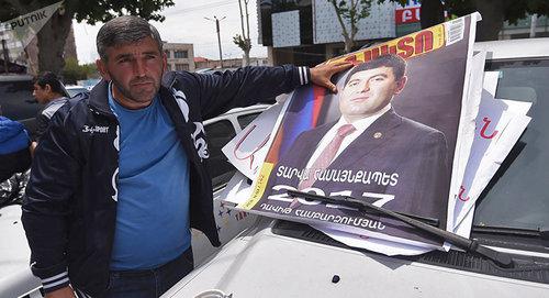 Сторонник мэра Масиса Давида Амбарцумяна бойкотирует суд администрантивных районов Кентрон и Норк-Мараш. Фото © Sputnik / Aram Nersesyan


Читать далее: https://ru.armeniasputnik.am/politics/20180706/13088649/mehr-masisa-david-ambarcumyan-arestovan.html