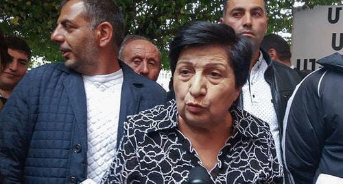 Житель села Урцадзор Рузанна Саргсян на акции протеста перед зданием правительства. Ереван, 25 октября 2018 г. Фото: Sputnik / Laura Sarkisian
 https://ru.armeniasputnik.am