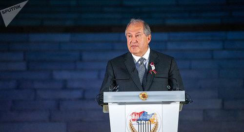 Президент Армении Армен Саргсян. Фото Sputnik / Aram Nersesyan
https://ru.armeniasputnik.am/politics/20181101/15449433/Armen-Sarkisyan-podpisal-ukaz-o-rospuske-parlamenta-Armenii-i-novykh-vyborakh.html