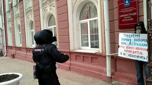 Михаил Анисенко на одиночном пикете у здания администрации Астрахани. 14 ноября 2018 года. Фото Елены Гребенюк для "Кавказского узла"