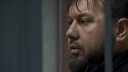 Лечи Болатбаев. Фото кадр видео RussianСross
"Чеченские полицейские задержаны за вымогательство 100 млн рублей у московского бизнесмена (2016)" https://www.youtube.com/watch?v=Ck7B_iWgiFE