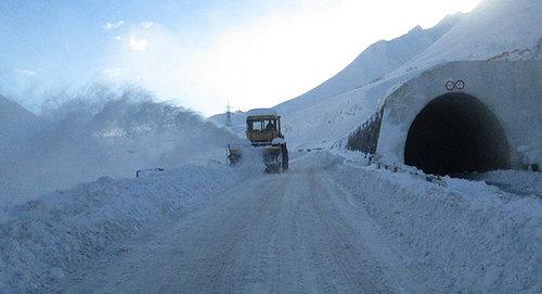 Расчистка горной дороги в Грузии. Фото press-service of Roads Department of Georgia https://sputnik-georgia.ru/incidents/20180102/238767413/Nepogoda-na-perevale-Paravana-v-Gruzii-doroga-zakryta.html
